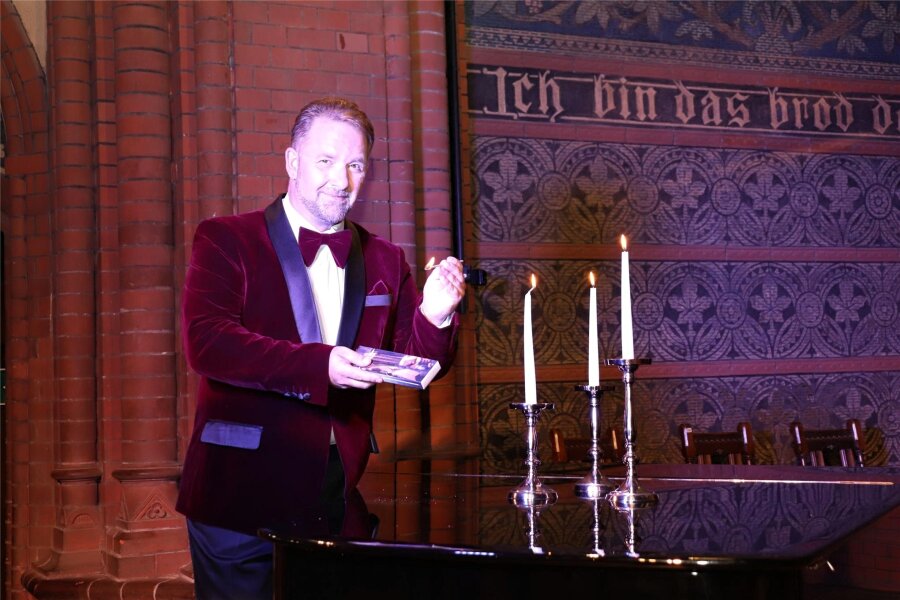Ronny Weiland zündet im „Goldenen Löwen“ in Hainichen die Lichter an - Ronny Weiland gibt ein Weihnachtskonzert im Festsaal „Goldener Löwe“ in Hainichen.