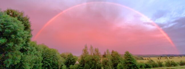 Rosafarbener Regenbogen überspannt das halbe Vogtland - 