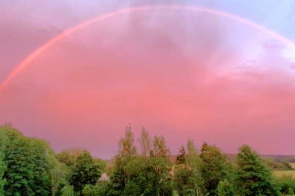 Rosafarbener Regenbogen überspannt das halbe Vogtland - 