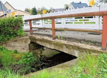 Rosenbach muss Brücken prüfen lassen - Die kommunale Brücke in Unterpirk. Sie muss erneuert werden. Sicherheitsbedingt wurde ein Teil der Brücke bereits abgesperrt. 
