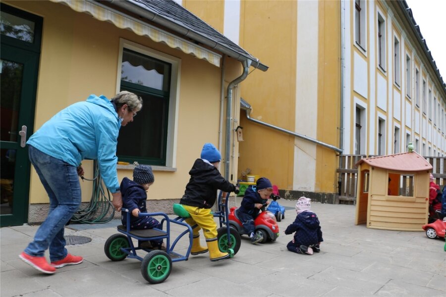 Rosenbacher Eltern müssen künftig für Kinderbetreuung mehr Geld bezahlen - Im Hof des Kindergartens in Leubnitz.