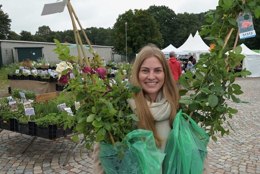 Rosenstöcke für den Garten: Messebesucher in Wernesgrün greifen gern zu - Sophie Puschner ging mit Rosenstöcken nach Hause.
