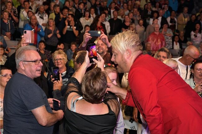 Ross Antony lässt Fans in Plauen ausflippen - Sänger und Entertainer Ross Antony sorgte beim Sparkassen Open Air im Parktheater Plauen am Freitagabend für ausgelassene Party-Stimmung.