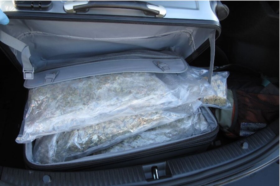 Rossau/Chemnitz: Fast vier Kilo Marihuana sichergestellt - Rund drei Kilogramm Marihuana fanden die Polizisten in einem Reisekoffer.