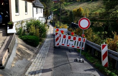 Rossau hat viele kaputte Straßen und wenig Geld - Die Bergstraße im Rossauer Ortsteil Schönborn-Dreiwerden ist eingebrochen und deshalb gesperrt. 