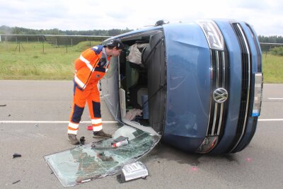 Rossau: Transporter kollidiert mit Opel - mehrere Verletzte - 