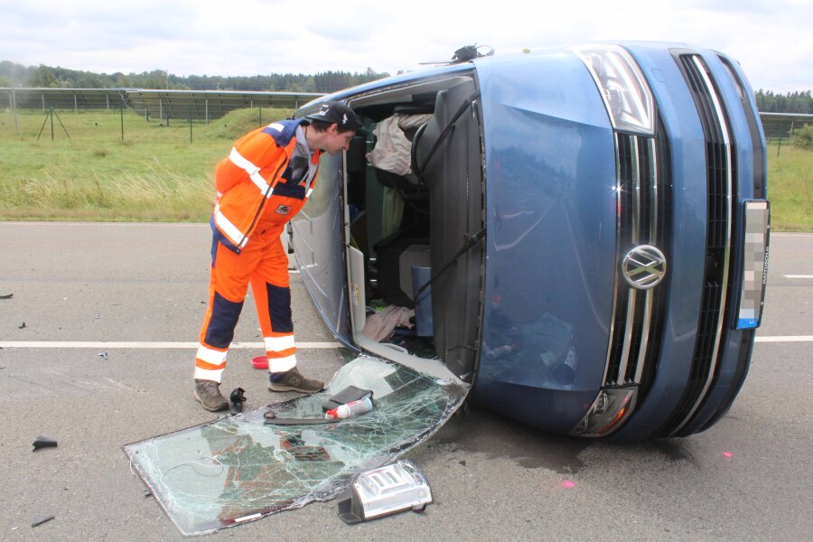 Rossau: Transporter kollidiert mit Opel - mehrere Verletzte - 