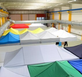 Rossauer Asylunterkunft: Landratsamt weist Vorwürfe zurück - Das Bild aus dem April 2016 zeigt die Zelte, die in der Fabrikhalle für ein wenig Privatsphäre sorgen sollen.