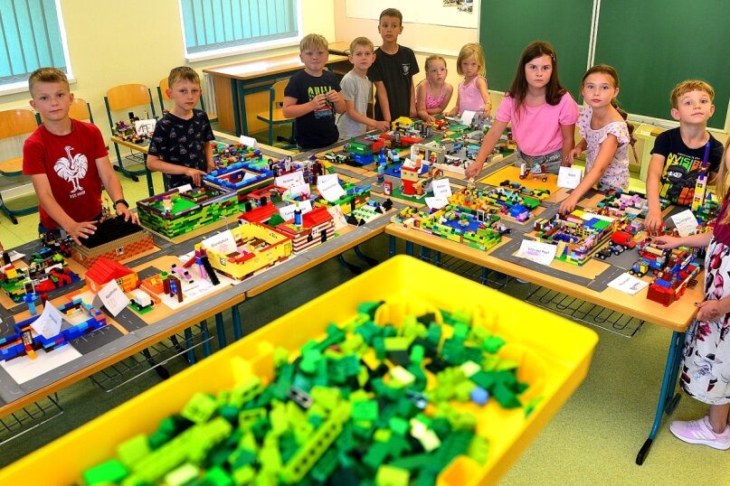Stein für Stein: Im Hort von Seifersbach haben Kinder im Legoformat gebaut, was sie sich für Rossau in Zukunft wünschen. Der Gemeinderat entscheidet noch, ob bei einer gemeinsamen Sprechstunde zusammen über die Ideen geredet wird.