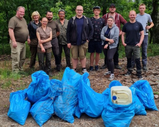 Rossauer sammeln verwehten Müll ein - Jugendliche sowie ein Förster und mehrere Jäger aus der Rossauer Region haben unlängst im Wald Müll eingesammelt.