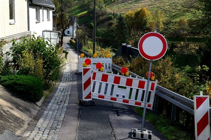 Die Bergstraße im Rossauer Ortsteil Schönborn-Dreiwerden ist eingebrochen und deshalb gesperrt. Weil die Sanierung viel Geld kostet, müssen andere Vorhaben zurückgestellt werden. 