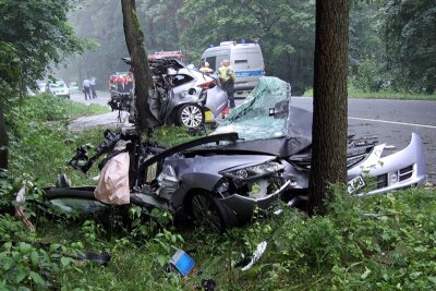 Rossendorf: Auto prallt gegen Baum - Fahrer tot - Der Mazda wurde beim Aufprall in zwei Teile zerrissen.