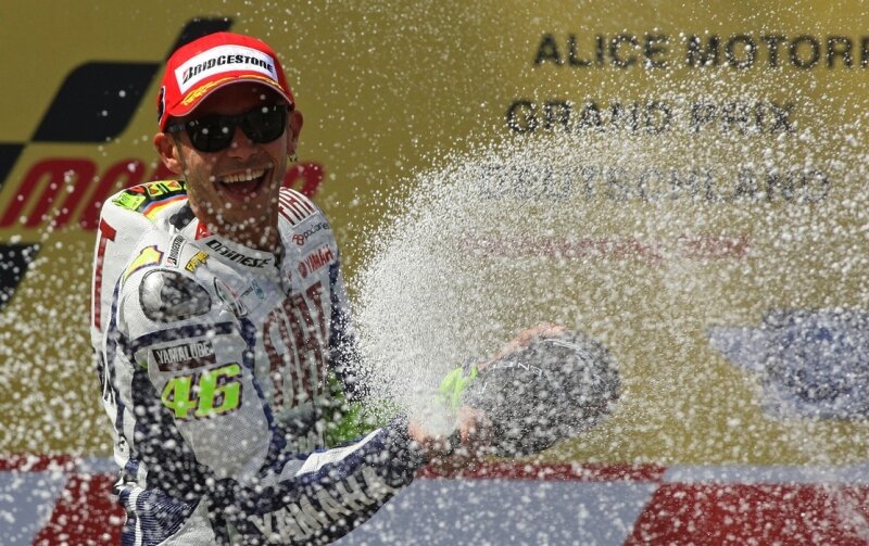 Rossi-Show reißt Sachsenring-Fans von den Sitzen - 
              <p class="artikelinhalt">Sachsenring-Sieger Valentino Rossi bei der Sektdusche nach der Siegerehrung. Andreas Kretschel</p>
            
