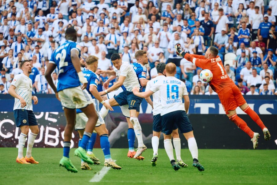 Rostock verliert auf Schalke: Abstieg am Sonntag möglich - Der Ball fliegt an Hansa-Torwart Markus Kolke (r) zum 2:1 für Schalke vorbei.