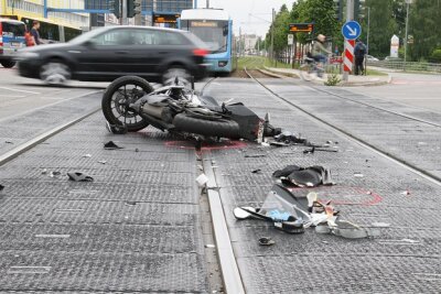 Rot ignoriert - Motorradfahrer schwer verletzt - 