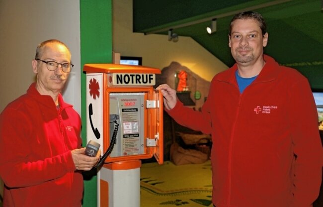 Rot-Kreuz-Museum zeigt die Welt der Telefone - André Uebe (links) und Mirko Gutschick haben die neue Sonderausstellung aufgebaut. Telefone stehen im Mittelpunkt. 