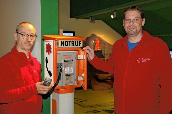 André Uebe (links) und Mirko Gutschick haben die neue Sonderausstellung aufgebaut. Telefone stehen im Mittelpunkt. 