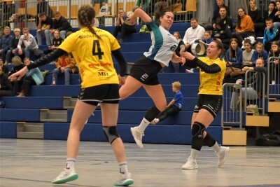 Rotation-Handballerinnen drehen nach der Pause auf - Nicht zu stoppen: Julia Kiulies war beim Sieg gegen Bischofswerda mit 14 Toren die überragende Werferin. Foto: Gerd Klemm