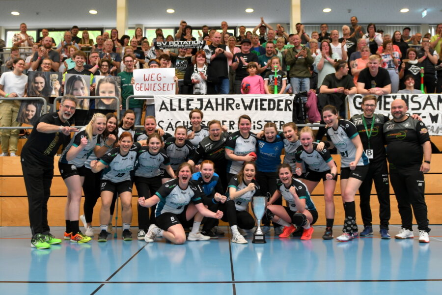 Rotation-Handballerinnen verpassen Überraschung, können aber trotzdem feiern - Trotz Niederlage Grund zum Jubel: Die Handballerinnen des SV Rotation Weißenborn feiern nach einem tollen Pokalfinale mit dem Silberpokal.