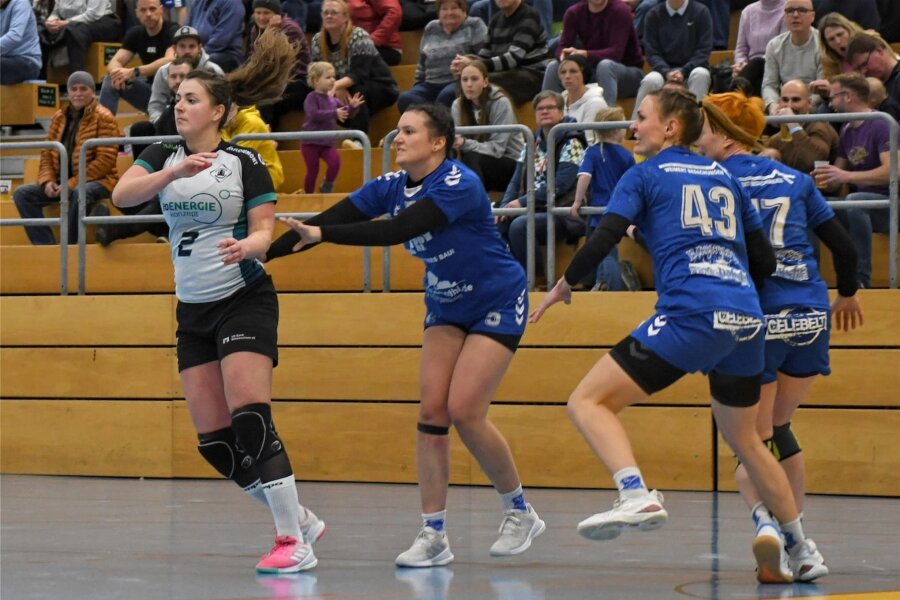 Rotation Weißenborn: Packendes Derby mit Happy End - Die Handballerinnen des SV Rotation um Sophie Zeller (l.) haben sich auch im Rückspiel gegen die HSG Neudorf/Döbeln behauptet. Das 24:22 war zudem der dritte Sieg in Folge.