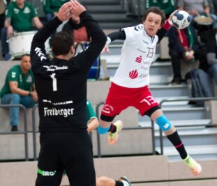 Rote Karte bringt Gästeteam auf die Siegerstraße - Dominik Pecek beim Torwurf. Dreimal netzte er für Einheit ein.