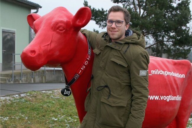 Rote Kuh wirbt jetzt für Waldkirchener Milchproduzent -  Lucas Wohlrab hat die Kuh gereinigt. Jetzt ist sie eine Werbebotschafterin. 