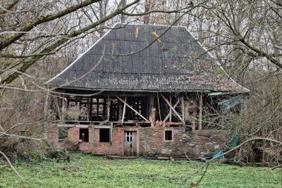 Rote Mühle in Hohenstein-Ernstthal: Keine Rettung in Sicht - Die idyllische Lage der "Roten Mühle" hat bereits Karl May inspiriert. Inzwischen wird das denkmalgeschützte Gebäude nur noch von der Hoffnung zusammengehalten.