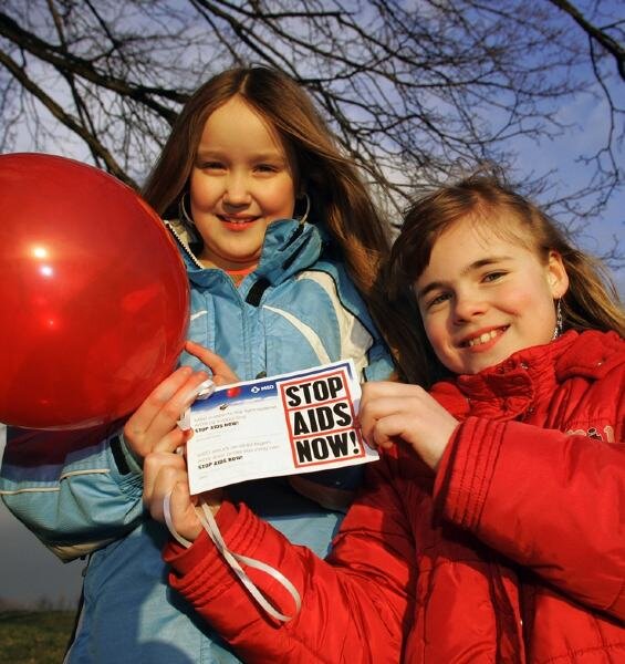 Roter Lufballon verspricht Hilfe für an Aids Erkrankte - Annemarie Kretschel mit Freundin Julia Pfau, beide neun Jahre alt, mit dem Luftballon, der den weiten Weg von Holland nach Limbach-Oberfrohna zurückgelegt hat.