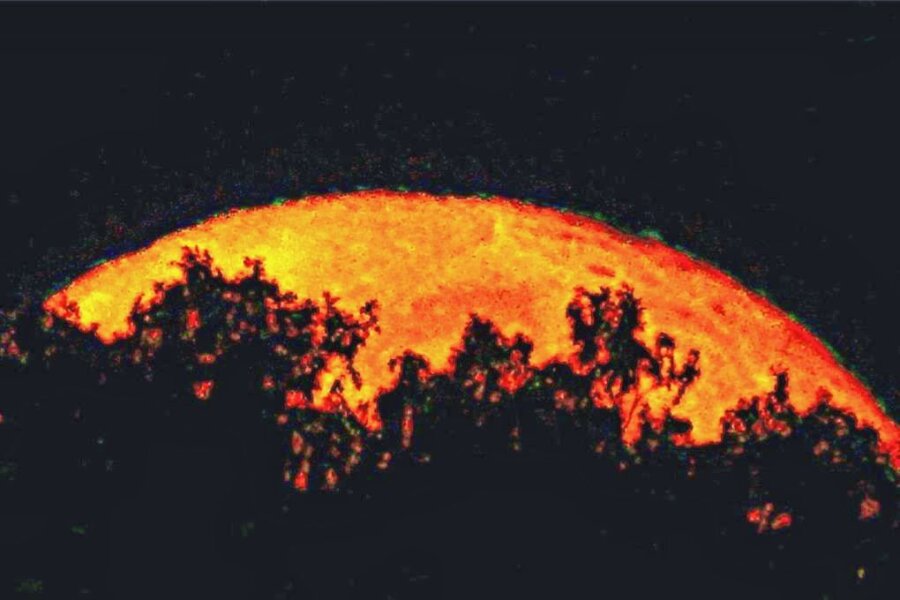 Roter Mond: Fotograf aus dem Erzgebirge eckt an - Der Donnermond geht über dem Burkhardtswald auf. Tino Fanghänel freute sich über sein Glück, dass keine Hausecke im Bild war.