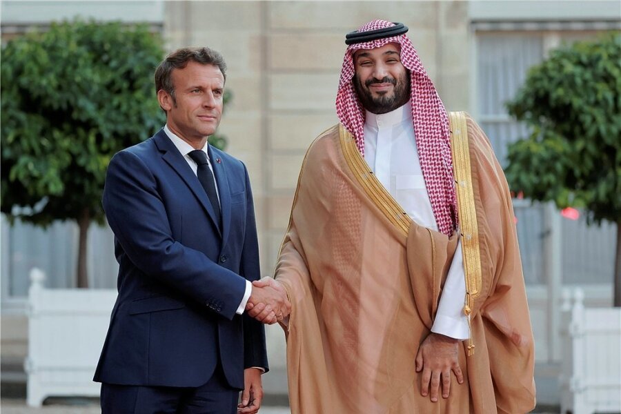 Roter Teppich in Paris für saudischen Kronprinzen - Frankreichs Präsident Emmanuel Macron (l.) empfängt Mohammed bin Salman, Kronprinz von Saudi-Arabien, im Élyséepalast.