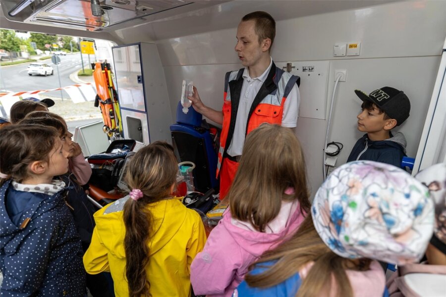 Rotes Kreuz bringt Kindern in Auerbach Erste Hilfe bei - Die wissbegierigen Kinder hatten die Möglichkeit, die verschiedenen Geräte und Materialien zu erkunden.
