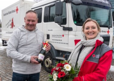 Rotes Kreuz ehrt Heidersdorfer für 150. Blutspende - Eine Flasche Sekt und einen Blumenstrauß gab es für André Morgenstern. Überreicht bekam er die Geschenke von Anja Werth-Orgis. 