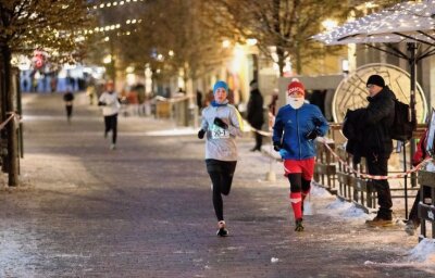 Rotes Licht führt durch winterliche Strecke - Im Hauptlauf über 12 km waren Staffeln, Einzelläufer und Weihnachtsmänner unterwegs. 