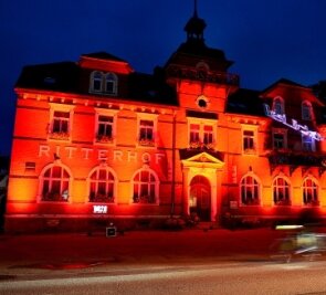 Rotes Licht: Kultur sendet Notruf - Zur "Night of Light" ließ René Hoch den "Ritterhof" in Altmittweida ganz in Rot leuchten. 