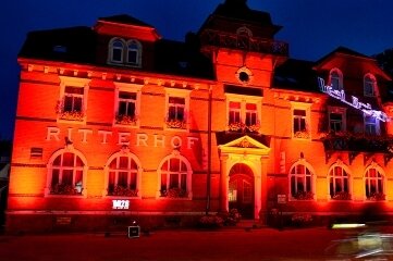 Rotes Licht: Kultur sendet Notruf - Zur "Night of Light" ließ René Hoch den "Ritterhof" in Altmittweida ganz in Rot leuchten. 