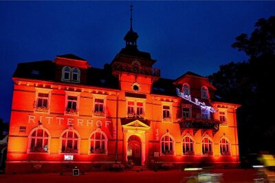 Rotes Licht: Ritterhof in Altmittweida sendet Notruf - Zur "Night of Light" am Dienstagabend ließ René Hoch wie schon im Vorjahr den "Ritterhof" in Altmittweida ganz in Rot leuchten. 