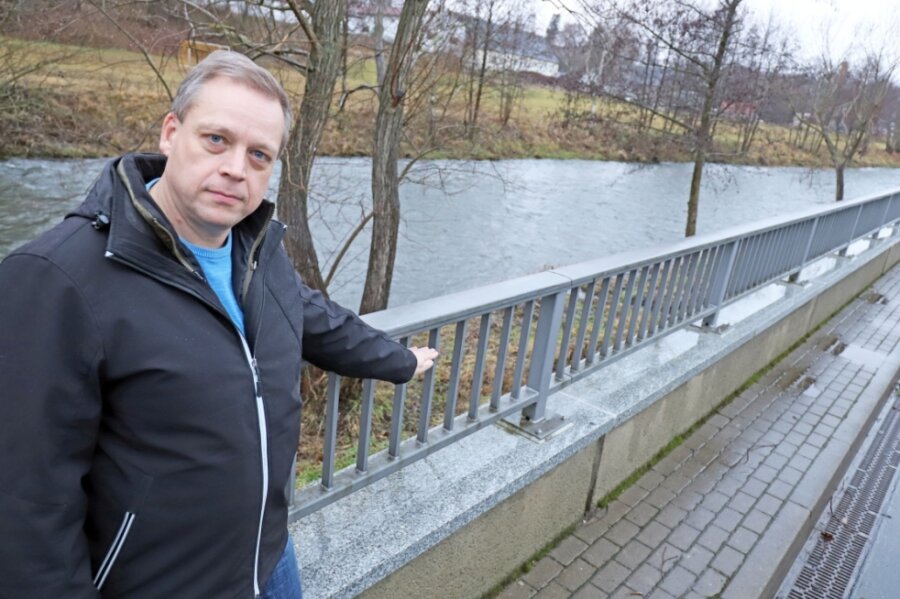 Dirk Otto zeigt, wie hoch das Hochwasser im Jahr 2013 in Rothenfurth stand. 