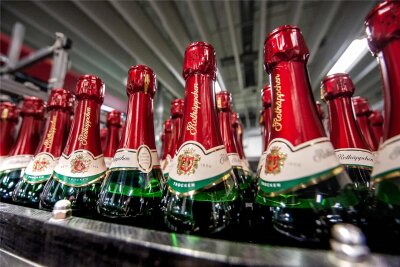 Rotkäppchen: Kunden bleiben dem Sekt trotz höherer Preise treu - Sektflaschen auf einem Band bei Rotkäppchen-Mumm in Freyburg.