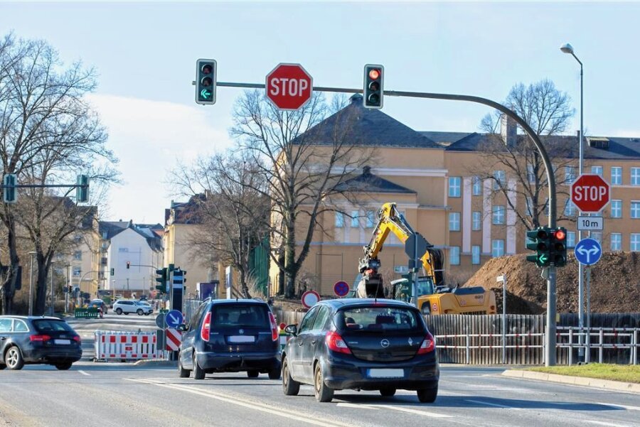 Rotlichtblitzer in Plauen: Was jetzt für weiteren Ärger sorgt - Die Chamissostraße bleibt noch bis zum Ende der kommenden Woche zwischen Reißiger und Jößnitzer Straße für die Durchfahrt gesperrt. Trotz Beschilderung häufen sich ordnungswidrige Spurwechsel.