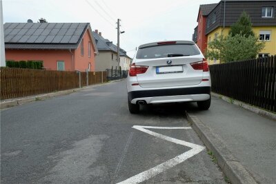 Rotschau: Parken auf Fußweg will Zick-Zack-Linien ersetzen - Das ist die Zukunft: Auf der Flurstraße in Rotschau wird künftig das halbseitige Parken auf dem Gehweg erlaubt. Die Straße selbst wird zum verkehrsberuhigten Bereich. Noch aber fehlt die neue Beschilderung. 