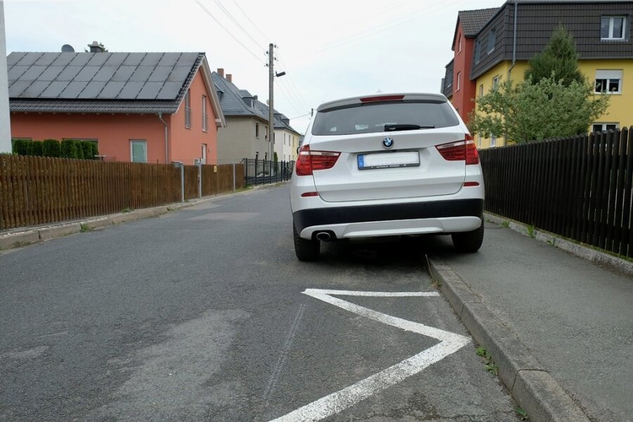 Das ist die Zukunft: Auf der Flurstraße in Rotschau wird künftig das halbseitige Parken auf dem Gehweg erlaubt. Die Straße selbst wird zum verkehrsberuhigten Bereich. Noch aber fehlt die neue Beschilderung. 