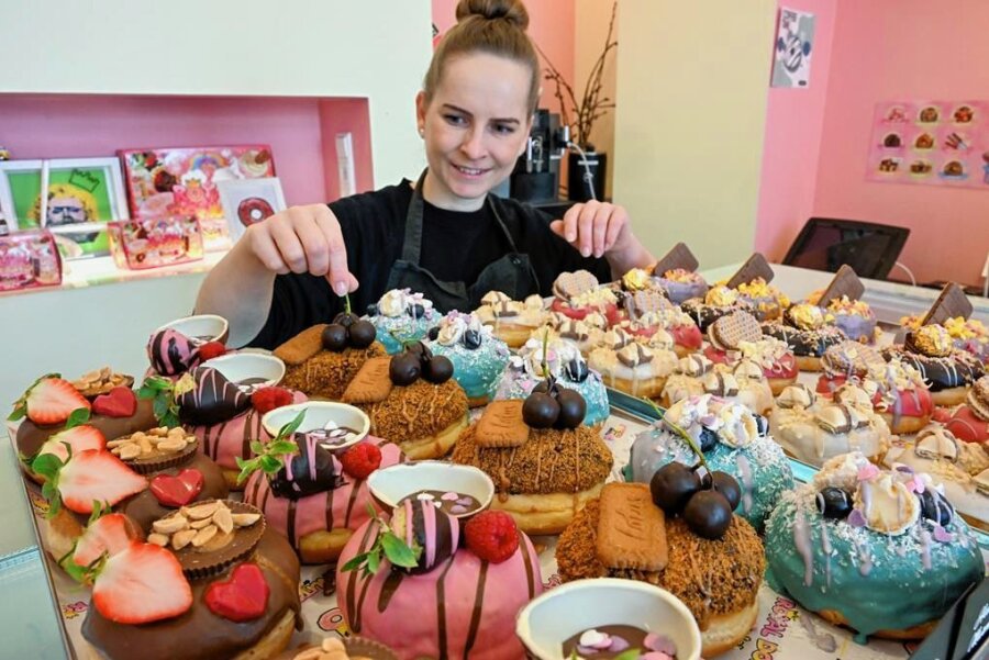 "Royal Donuts" in Chemnitz: Von Höhen und Tiefen seit dem Start vor zwei Jahren - Nicole Lehmann, Geschäftsführerin von "Royal Donuts" in Chemnitz zwischen ihren bunten Leckereien. 
