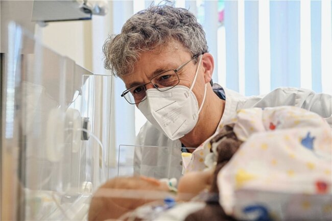RS-Virus in Sachsen: Wie lange hält die Infektionswelle noch an? - Dem kleinen Patienten auf der Intensivstation der Kinderklinik im Klinikum Chemnitz geht es schon wieder besser. Chefarzt Dr. Axel Hübler kann einer Verlegung auf die Normalstation zustimmen. 