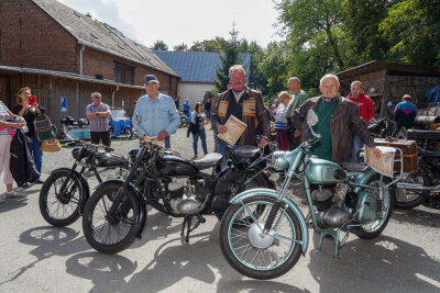 RTs beim Oldtimertreff im Pfaffengrüner Rittergut ausgezeichnet - Die drei Gewinner: Mit der ältesten Maschine reiste Dieter Leistner (82, links) aus Plauen an. Sein Motorrad stammt aus dem Jahre 1951. Gert Seyfferth hatte die weiteste Anreise, der 62-Jährige kam aus Klingenthal mit einem Motorrad aus dem Jahr 1954. Zur schönsten Maschine wurde die des Treueners Reinhold Dietmar (r.) gekürt, das Motorrad stammt aus dem Jahre 1962. 