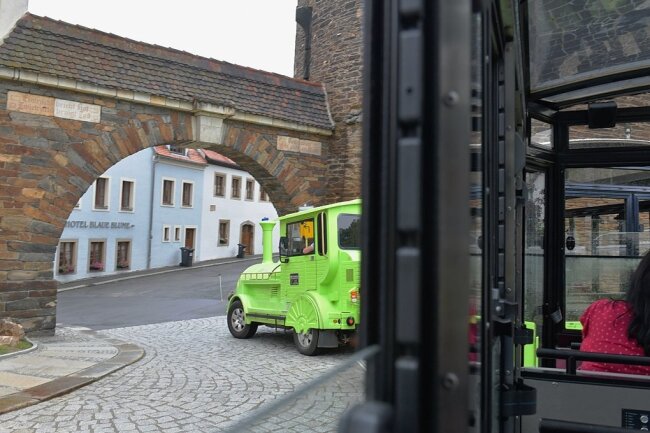 Ruckeln und Zuckeln durch Freibergs Stadthistorie - Bei der 50-minütigen Fahrt geht es auch durch das Donatstor, Teil der erhalten gebliebenen Stadtmauer.