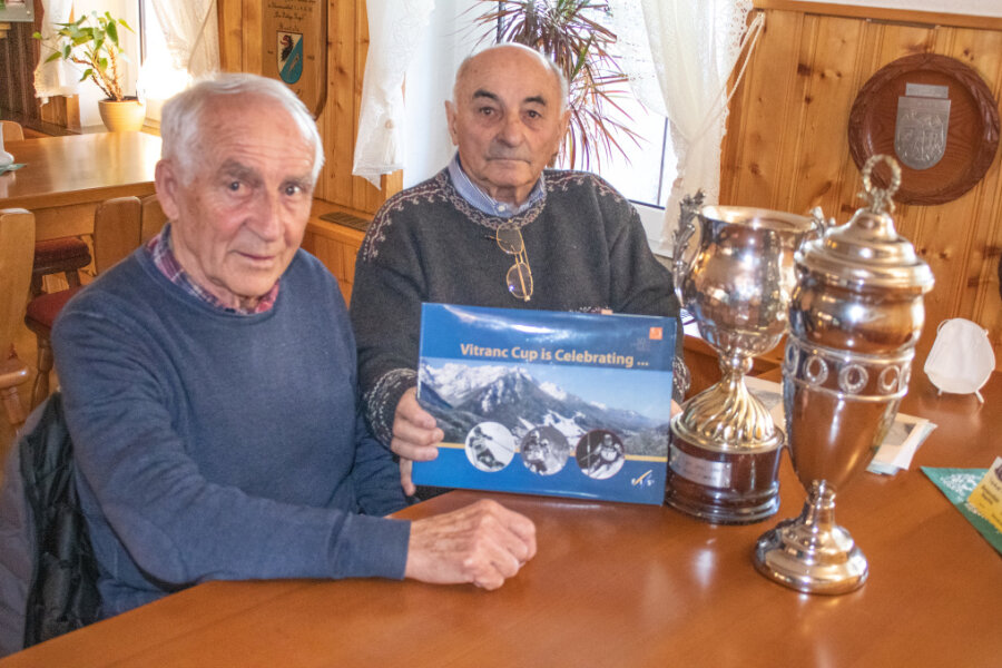 Ein starkes Duo des Alpinskisports: Ernst Scherzer und Eberhard Riedel (r.) stöbern in Erinnerungen - hier in einem Buch, das einen ihrer größten Erfolge beinhaltet: den Doppelsieg in Kranjska Gora 1967. 