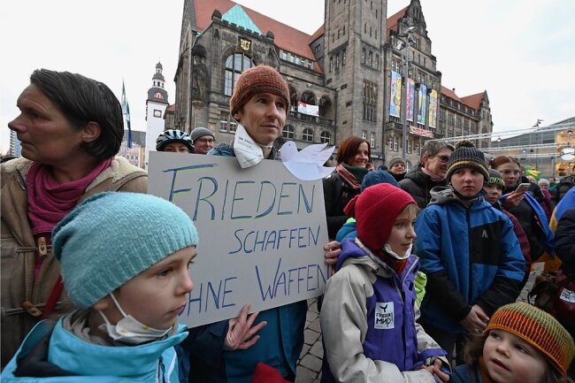 Rückblick auf den Chemnitzer Friedenstag 2022: Sorge um den Frieden treibt Chemnitzer um - Wie am Rathaus versammelten sich am Samstag Tausende Menschen in der Innenstadt - um Zeichen für den Frieden zu setzen und sich über das auszutauschen, was vor Wochen noch als kaum vorstellbar galt. 