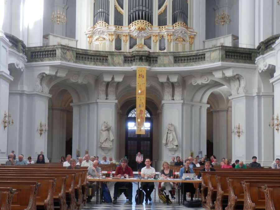 Zweite Runde des Orgelwettbewerbs in der Dresdner Hofkirche. Von unten sieht man nicht, wer spielt. Die Jury mit Albrecht Koch (Künstlerischer Leiter der Silbermann-Tage, dritter von links) sowie Vorsitzender Bine Katrine Bryndorf (zweite von rechts).