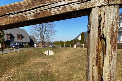 Rückhaltebecken im Wohngebiet "Am Hasenborn" wird neu umzäunt - Marode: Das Holzgeländer rings um das Regenrückhaltebecken im Wohngebiet "Am Hasenborn" soll erneuert werden. 