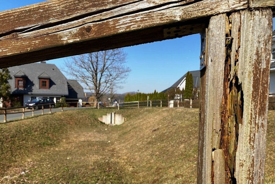 Rückhaltebecken im Wohngebiet "Am Hasenborn" wird neu umzäunt - Marode: Das Holzgeländer rings um das Regenrückhaltebecken im Wohngebiet "Am Hasenborn" soll erneuert werden. 